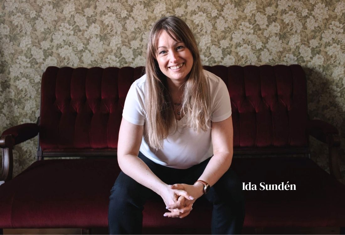 skrivkonsult ida sunden i en soffa