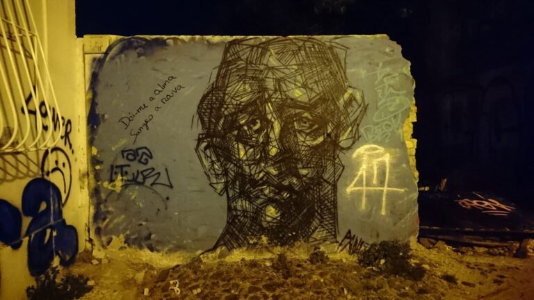 Väggmålning, grafitti, dystert ansikte.