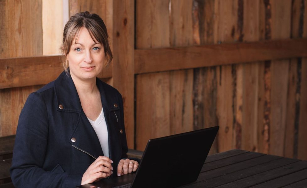 Ida Sundén arbetar med text och skrivande vid dator.